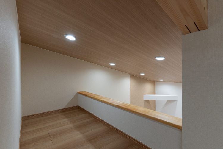 小屋裏収納-２階勾配天井